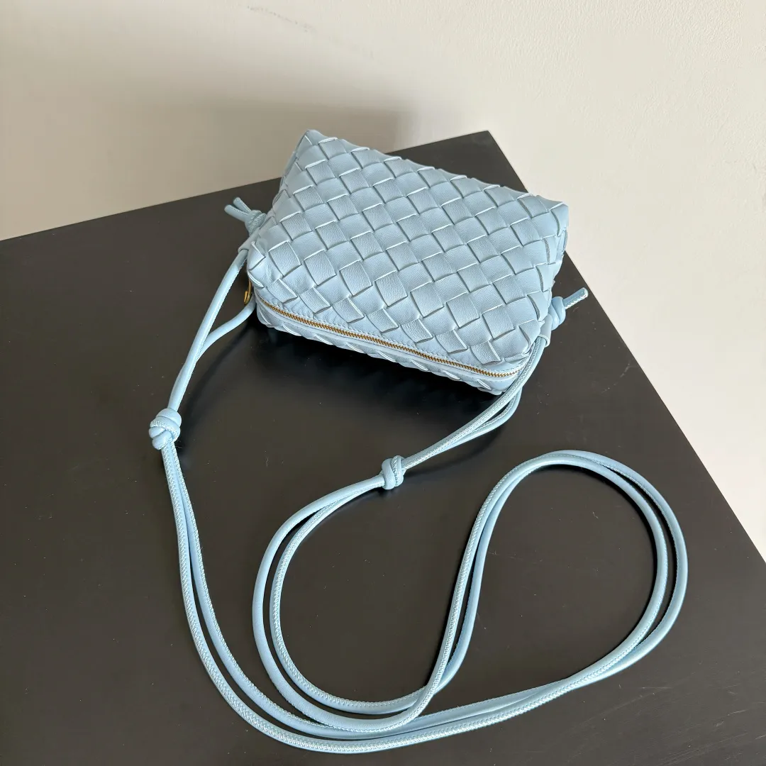 Batch 1560 New version and new color (third generation) 𝗕𝗼𝘁𝘁𝗲𝗴𝗮 𝗩𝗲𝗻𝗲𝘁𝗮 ——— BV’s best value for money, the latest version of the loop camera bag💥, large woven texture, super high quality lambskin as always, with zippers, adjustable drawstrings, it’s especially suitable for the belly💫It can fit anything, and it’s very light weight, suitable🈴️for girls of all ages. Size: 17*10*6cm Style number: 723547
